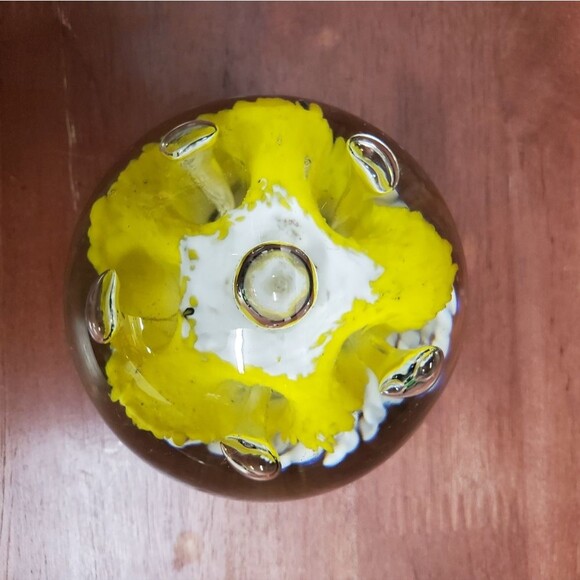Vintage Yellow White Blown Glass Daffodil Paperweight Very Pretty! - Picture 3 of 8